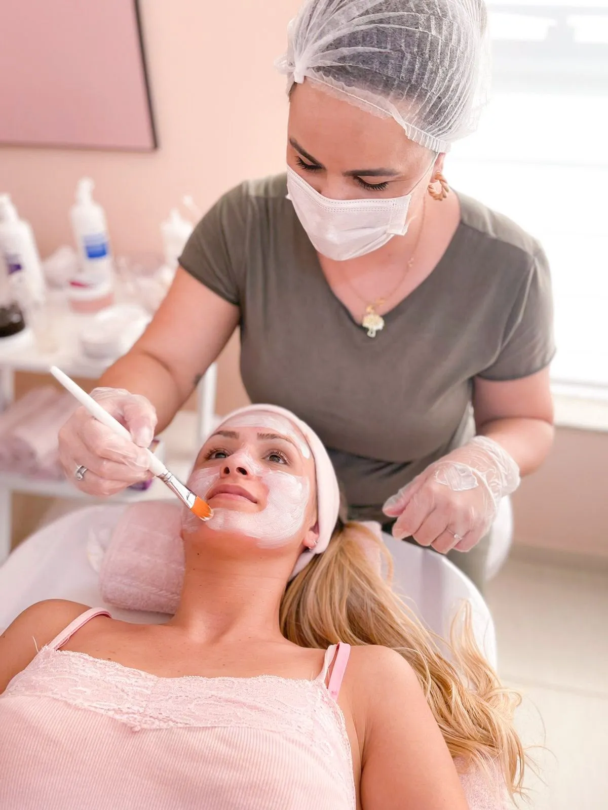 Esteticista da Afaggo aplicando máscara facial em uma cliente